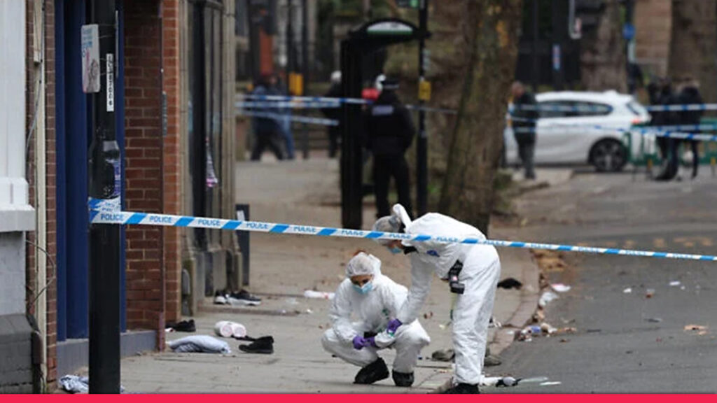 যুক্তরাজ্যে ৭ পথচারীর ওপর গাড়ি তুলে গুরুতর আহত করায় চালক গ্রেপ্তার