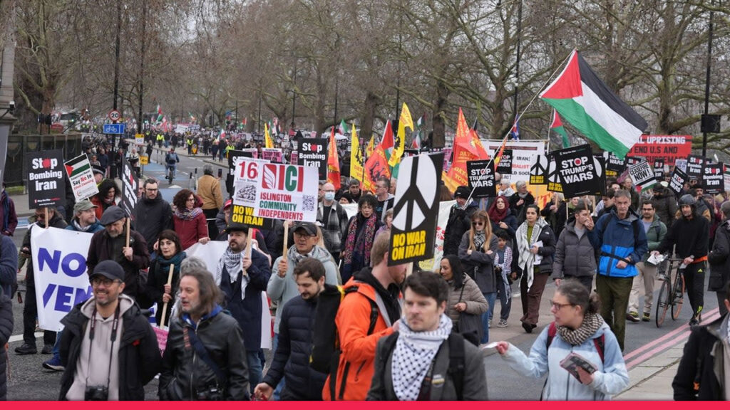 শান্তির স্বপক্ষে উত্তাল লন্ডন: মার্কিন-ইসরায়েলি বোমা-বর্ষণ রুখে দেওয়ার ডাক