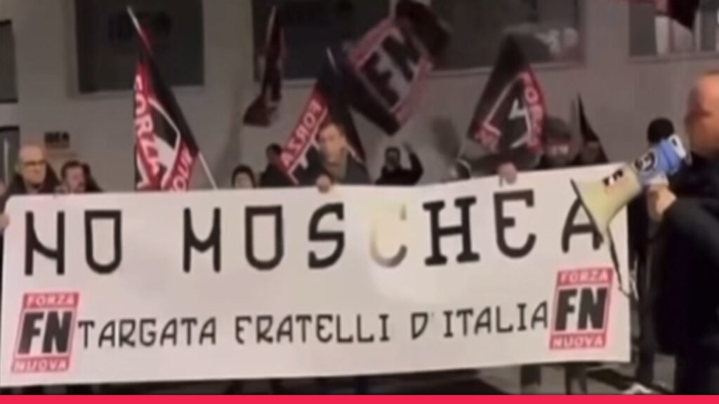 ইতালিতে বাঙালিদের মসজিদ নির্মাণ ঠেকাতে ধোঁয়া বোমা নিয়ে রাস্তায় কট্টরপন্থী সংগঠন