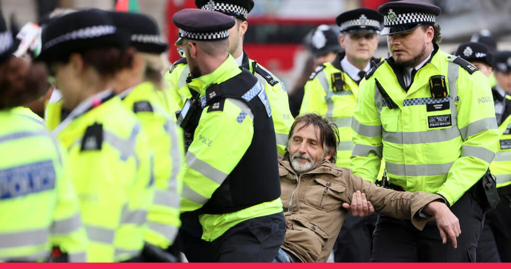 লন্ডনে ‘ব্যাটলগ্রাউন্ড’ ট্রাফালগার স্কয়ার: ফিলিস্তিনপন্থী বিক্ষোভকারীদের ওপর পুলিশের অ্যাকশন, ৫২৩ জন গ্রেপ্তার