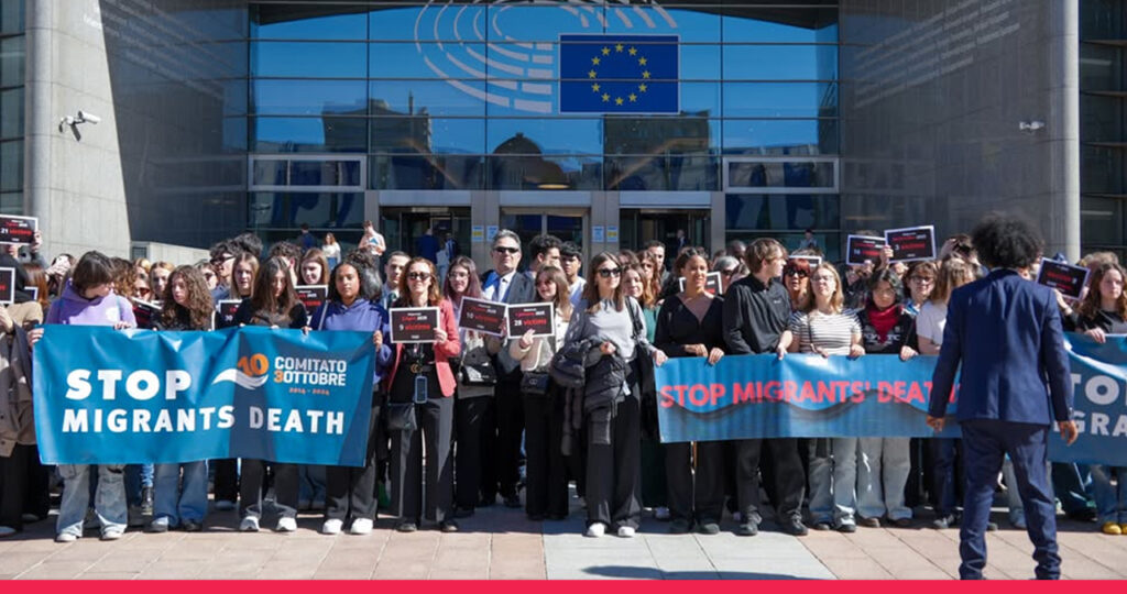 ইউরোপীয় পার্লামেন্টের সামনে ব্যতিক্রমী ‘ফ্ল্যাশ মব’; সংহতি জানাল ইতালীয় শিক্ষার্থীরা